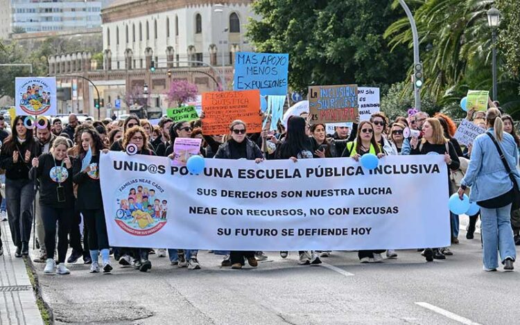 Cabecera de la marcha por la avenida del Puerto / FOTO: Eulogio García
