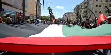 Una gran bandera palestina portada por los manifestantes / FOTO: Eulogio García