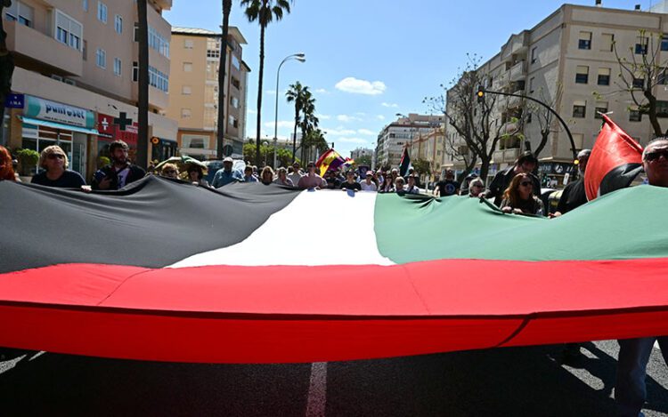 Una gran bandera palestina portada por los manifestantes / FOTO: Eulogio García