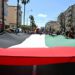 Una gran bandera palestina portada por los manifestantes / FOTO: Eulogio García