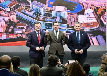 Moreno Bonilla entre el alcalde y el consejero / FOTO: Eulogio García