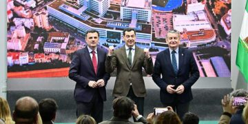 Moreno Bonilla entre el alcalde y el consejero / FOTO: Eulogio García