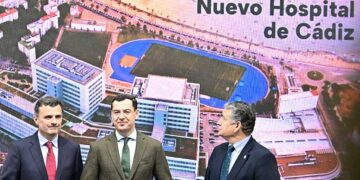 Moreno Bonilla entre el alcalde y el consejero, en la presentación de la maqueta virtual / FOTO: Eulogio García