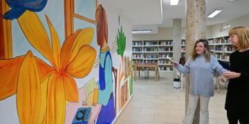 La concejala presenta los murales junto a Garrastazul / FOTO: Eulogio García