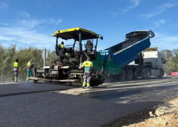 Labores de reaslfaltado previos a la reapertura de la A-2005 / FOTO: Ayto.