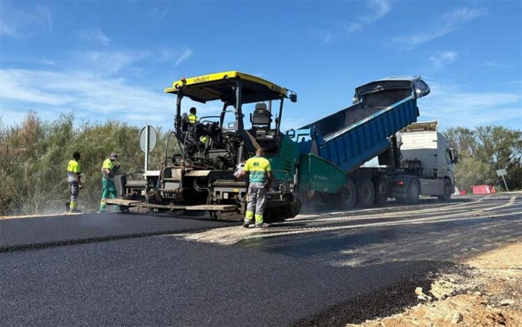 Labores de reaslfaltado previos a la reapertura de la A-2005 / FOTO: Ayto.