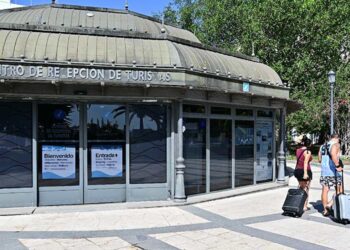 Turistas por Canalejas / FOTO: Eulogio García