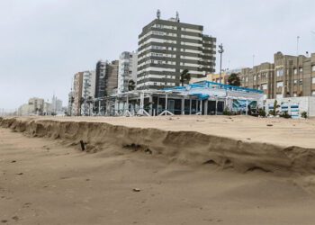 Efecto de los temporales de febrero en la playa Victoria de la capital / FOTO: Eulogio García