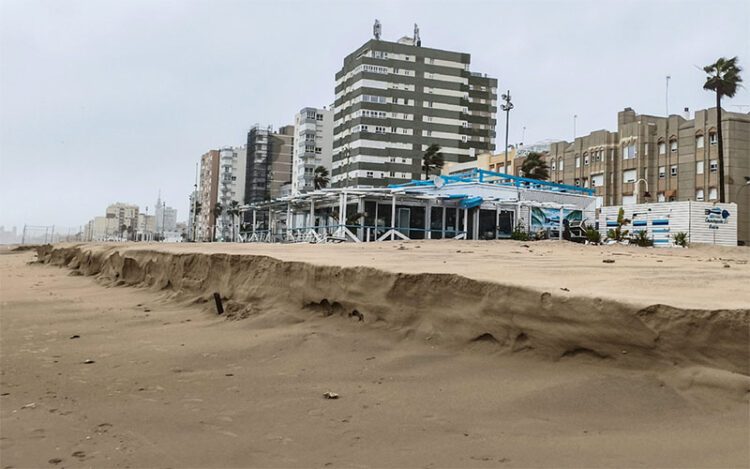 Efecto de los temporales de febrero en la playa Victoria de la capital / FOTO: Eulogio García