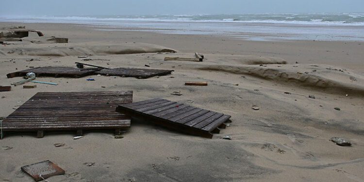 Playa de la capital tras el paso de la borrasca Leonardo / FOTO: Eulogio García