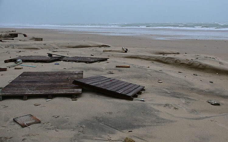 Playa de la capital tras el paso de la borrasca Leonardo / FOTO: Eulogio García