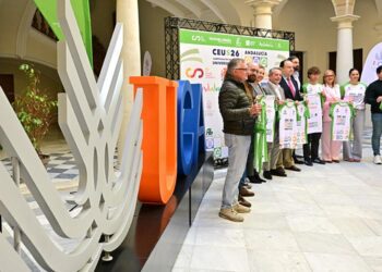 Foto de familia tras la presentación del CEU 2026 en el Rectorado / FOTO: Eulogio García