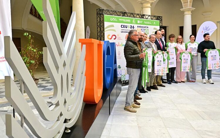 Foto de familia tras la presentación del CEU 2026 en el Rectorado / FOTO: Eulogio García