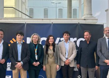 Posado junto a representantes institucionales / FOTO: UCA