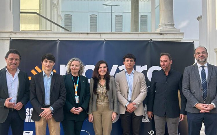 Posado junto a representantes institucionales / FOTO: UCA