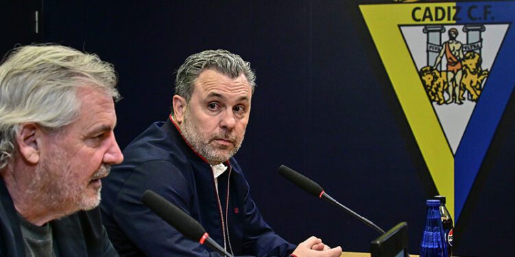 Sergio escucha a Vizcaíno en su presentación / FOTO: Eulogio García