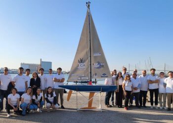 Alumnos y profesores con el prototipo / FOTO: UCA