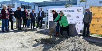 Pala en mano en el acto de la primera piedra / FOTO: Eulogio García
