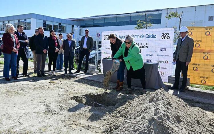 Pala en mano en el acto de la primera piedra / FOTO: Eulogio García