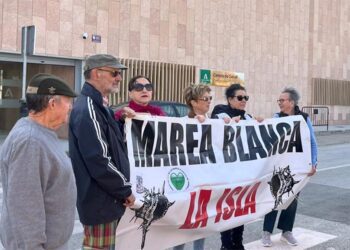 Representantes de la Marea Blanca protestando en la inauguración / FOTO: Marea Blanca