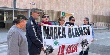 Representantes de la Marea Blanca protestando en la inauguración / FOTO: Marea Blanca