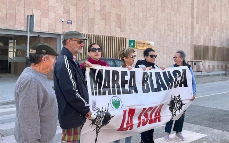 Representantes de la Marea Blanca protestando en la inauguración / FOTO: Marea Blanca