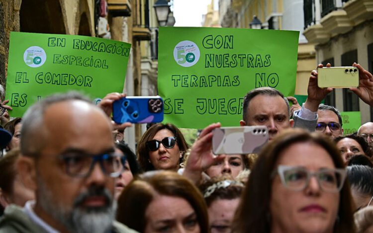 Un momento de la protesta ante la delegación territorial / FOTO: Eulogio García