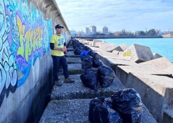 Enrique junto a las múltiples bolsas de basura llenas durante la acción / FOTO: cedida