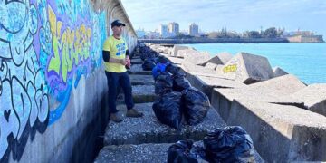 Enrique junto a las múltiples bolsas de basura llenas durante la acción / FOTO: cedida