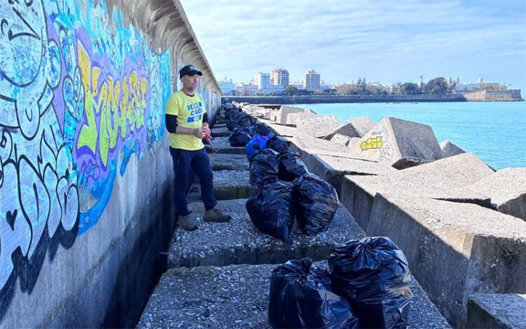 Enrique junto a las múltiples bolsas de basura llenas durante la acción / FOTO: cedida