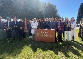 Posando junto al monolito en la rotonda / FOTO: Ayto.