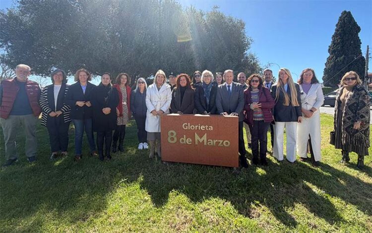 Posando junto al monolito en la rotonda / FOTO: Ayto.