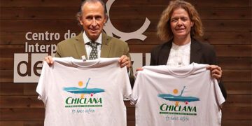 Román y su concejala de Turismo con el nuevo logo / FOTO: Ayto.