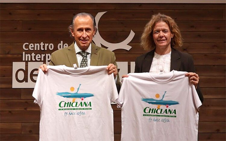 Román y su concejala de Turismo con el nuevo logo / FOTO: Ayto.