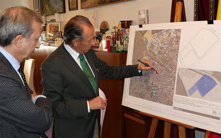 Román sobresale en un plano la zona de actuación / FOTO: Ayto.