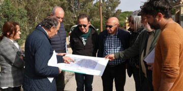 El alcalde detalla sobre plano el proyecto a vecinos beneficiarios / FOTO: Ayto.