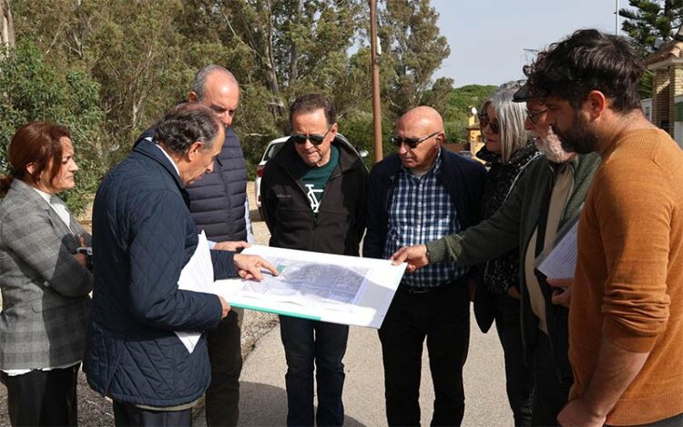 El alcalde detalla sobre plano el proyecto a vecinos beneficiarios / FOTO: Ayto.
