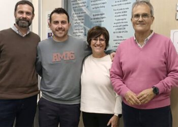 Puerto y David Romero, presidente del CD Maratón Puerto Real, con representantes de Adacca / FOTO: Adacca