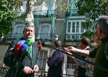 El consejero comparece en plena plaza Mina / FOTO: Eulogio García