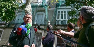 El consejero comparece en plena plaza Mina / FOTO: Eulogio García
