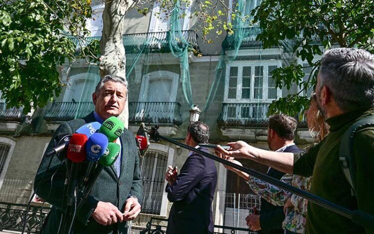 El consejero comparece en plena plaza Mina / FOTO: Eulogio García