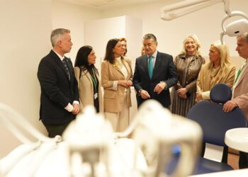 La comitiva de Sanz conociendo las instalaciones / FOTO: Junta