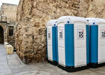 Urinarios temporales colocados cada carnaval / FOTO: Eulogio García