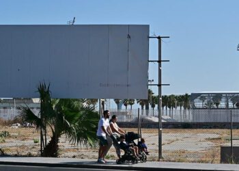 La famosa valla desgastada que anuncia el nuevo hospital / FOTO: Eulogio García