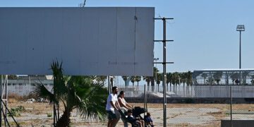 La famosa valla desgastada que anuncia el nuevo hospital / FOTO: Eulogio García