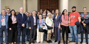 Vecinos de Puntales en el Parlamento junto a representantes socialistas / FOTO: PSOE