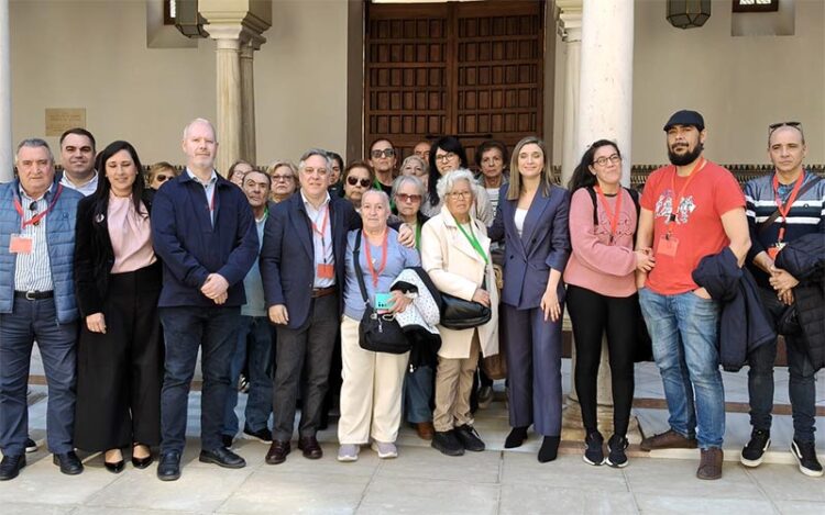 Vecinos de Puntales en el Parlamento junto a representantes socialistas / FOTO: PSOE