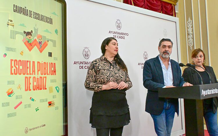 Verdulla junto a representantes de la Flampa Gades / FOTO: Eulogio García