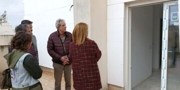 La comitiva de la alcaldesa supervisando la obra / FOTO: Ayto.