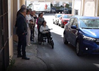 Un momento de la visita popular con vecinos a la calle / FOTO: PP